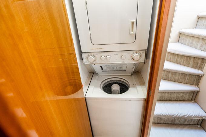 Foyer Washer/Dryer