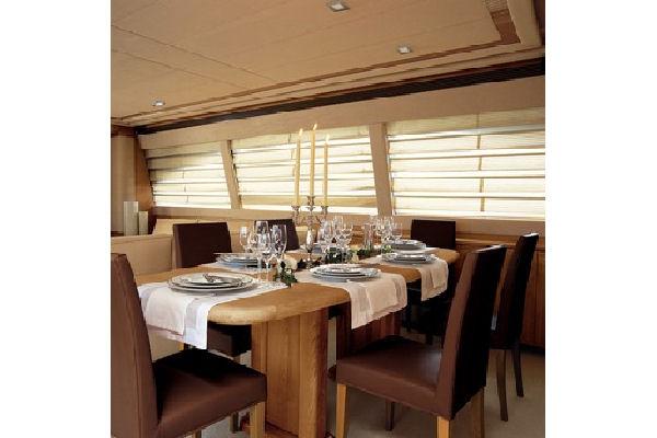 2008 Ferretti Yachts 830
