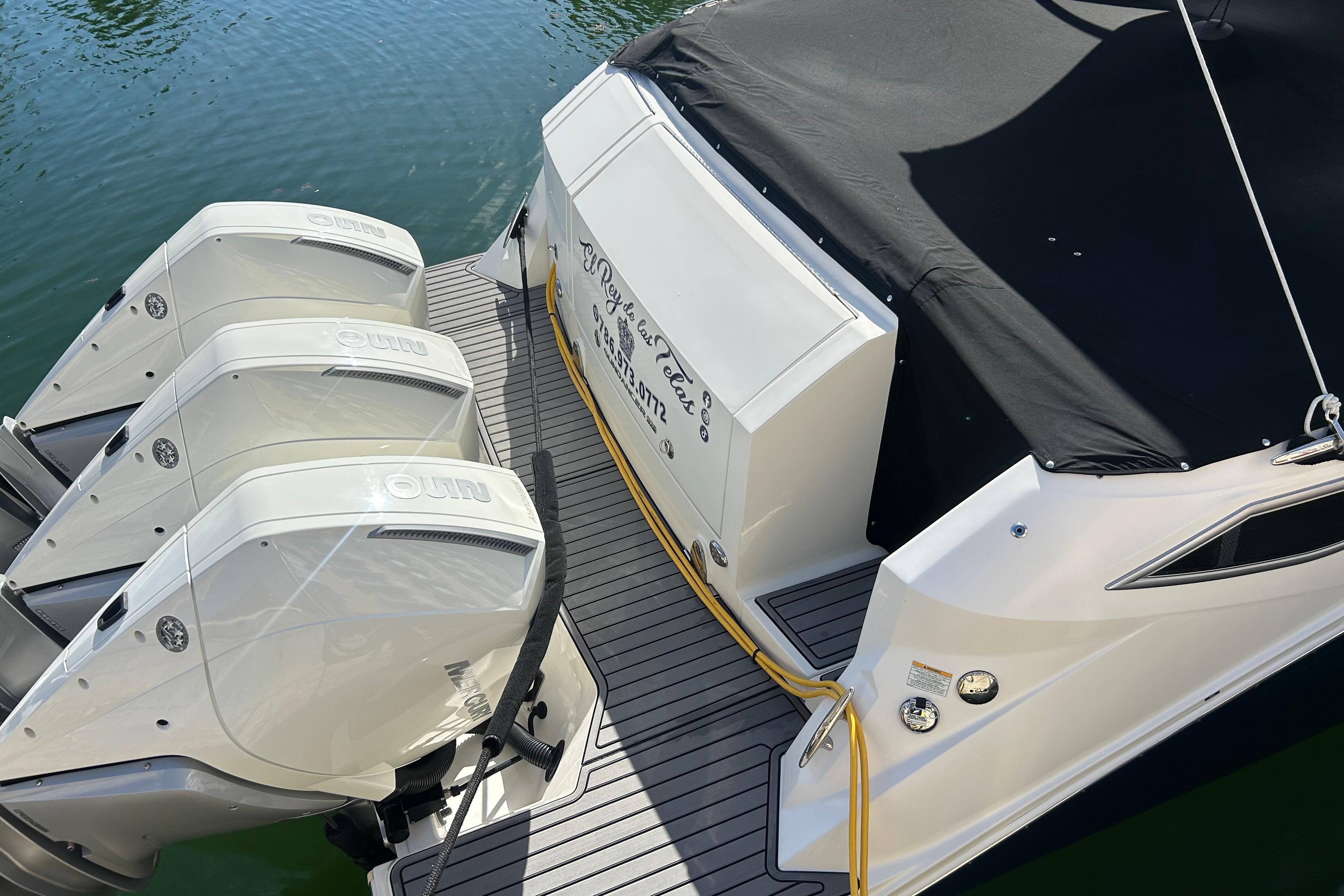 Sea Ray Sundancer 320 Outboard 2022 | HMY Yachts