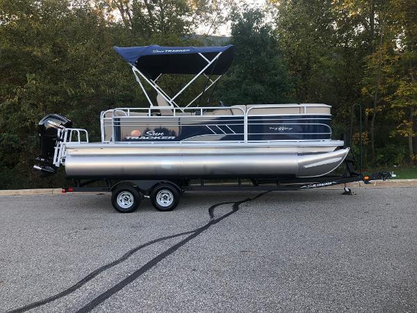 2021 Sun Tracker boat for sale, model of the boat is Party Barge 20 DLX & Image # 1 of 9