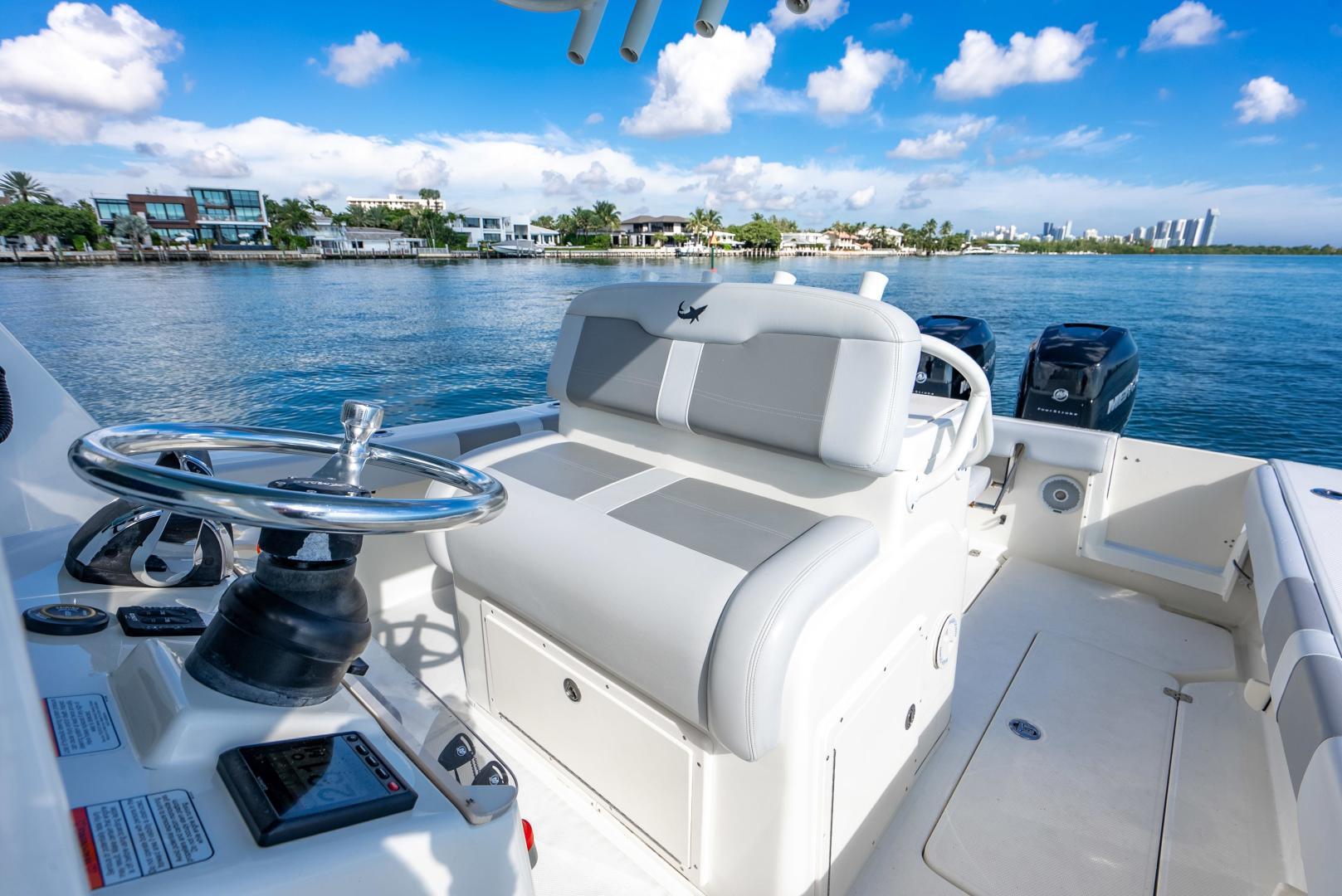 Mako 28 - Helm Seating and Cockpit