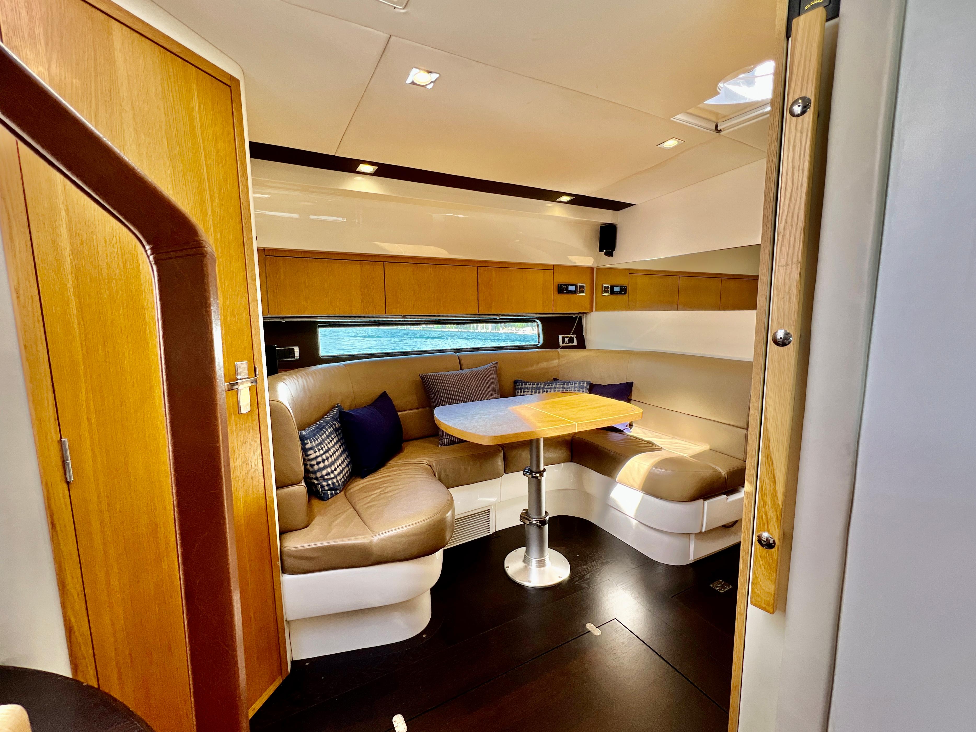 Fairline 38 NAOMI - Dinette