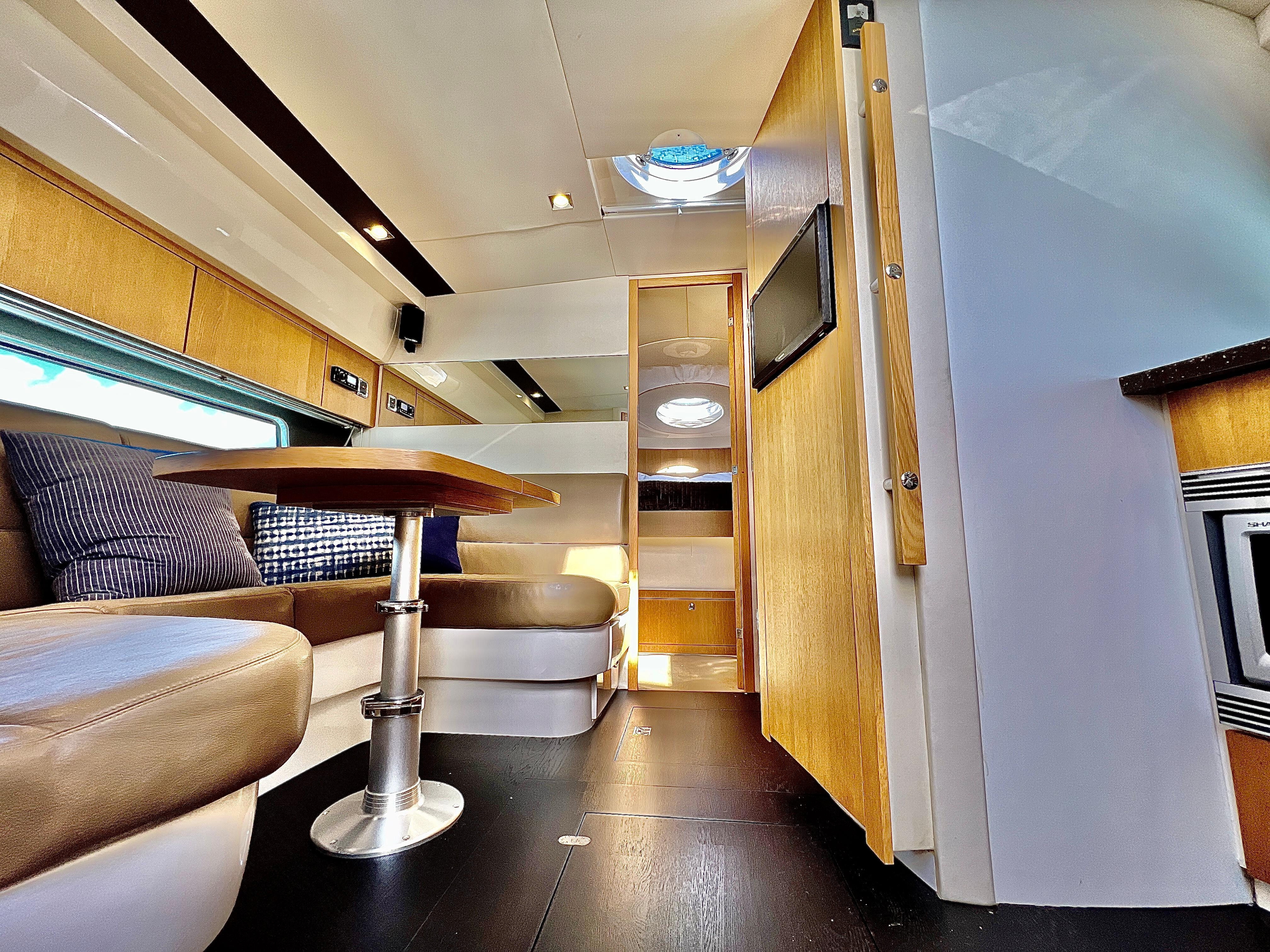 Fairline 38 NAOMI - Dinette