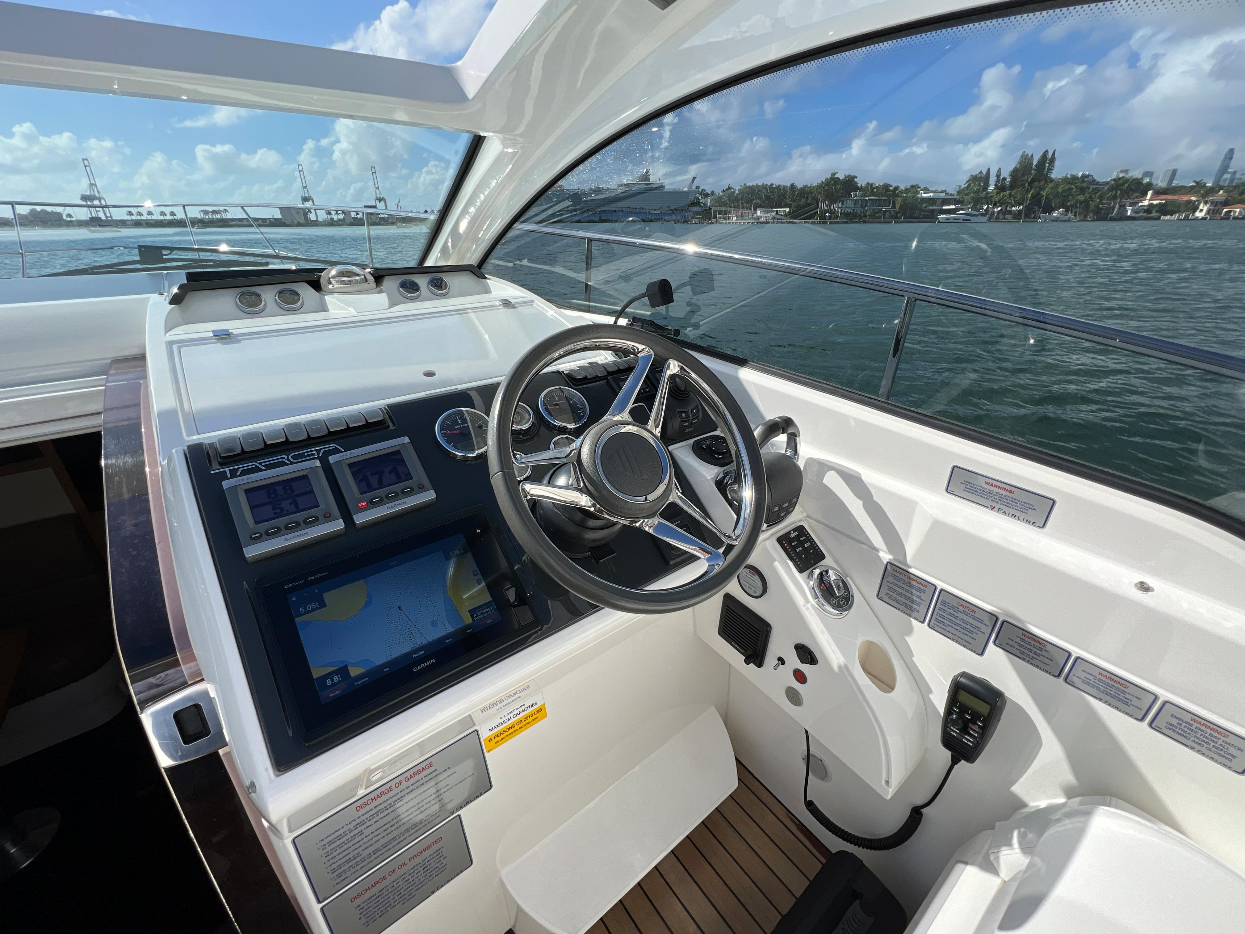 Fairline 38 NAOMI - Helm