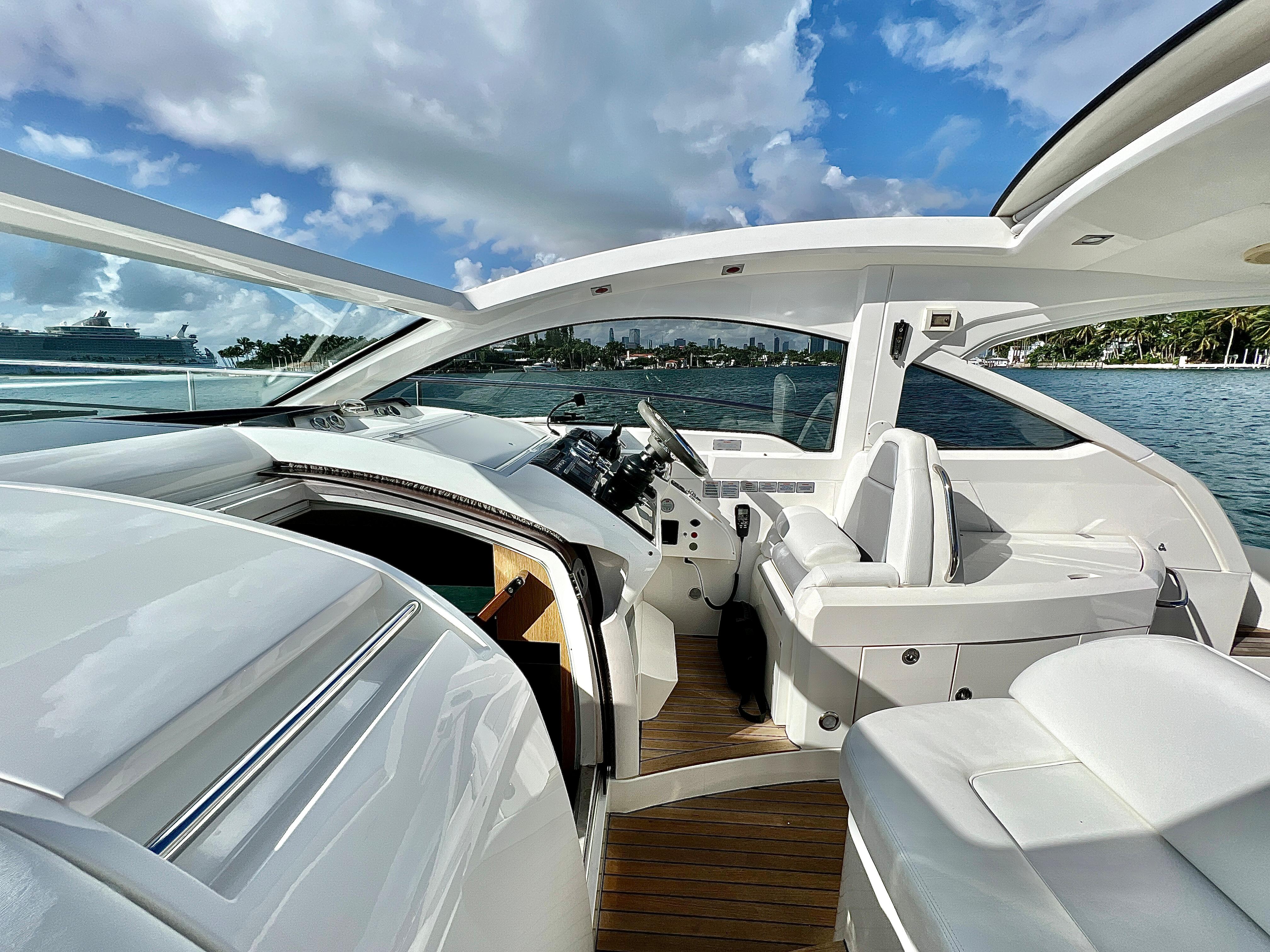 Fairline 38 NAOMI - Electric Sliding Canvas Roof