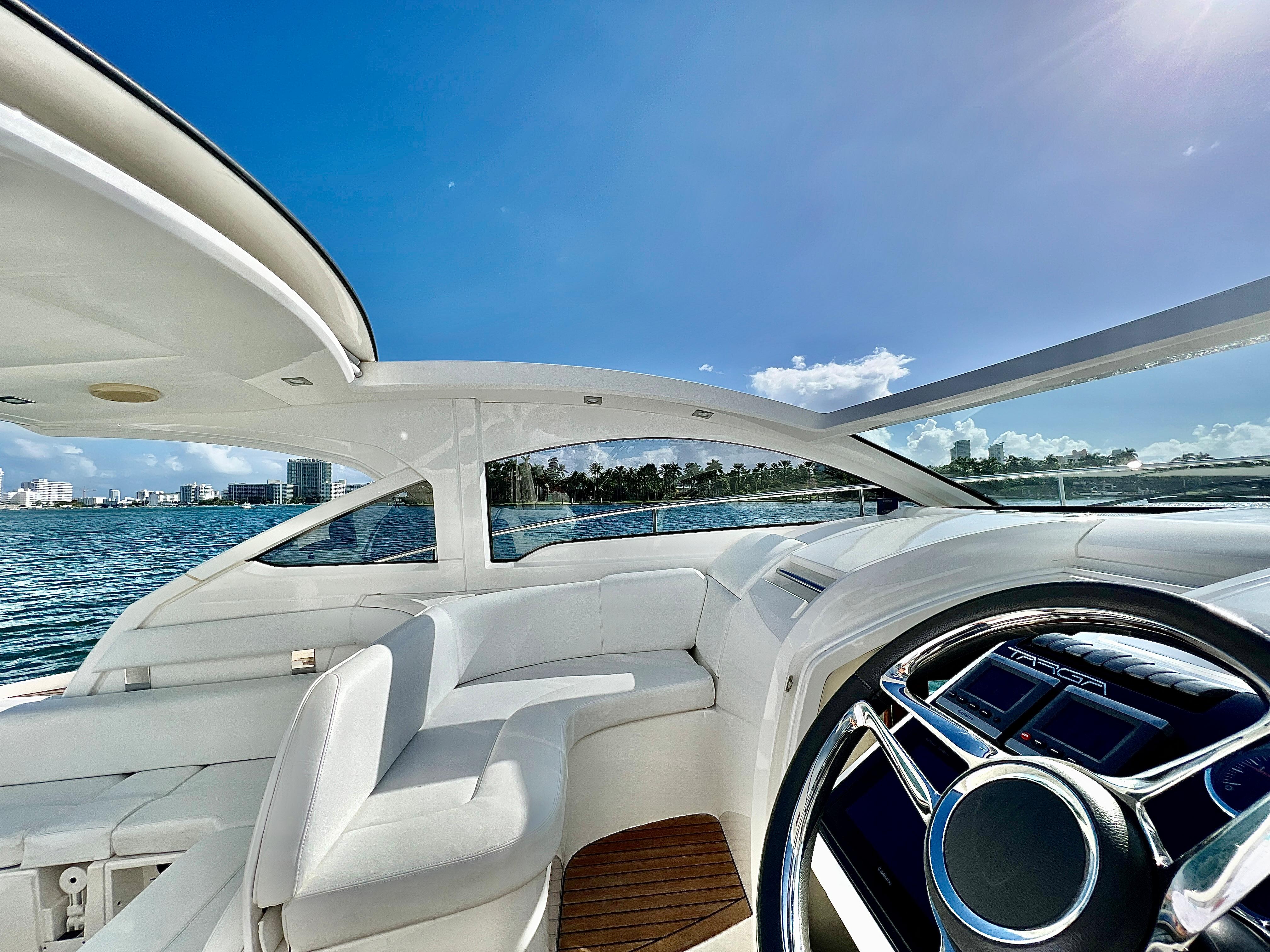 Fairline 38 NAOMI - Electric Sliding Canvas Roof