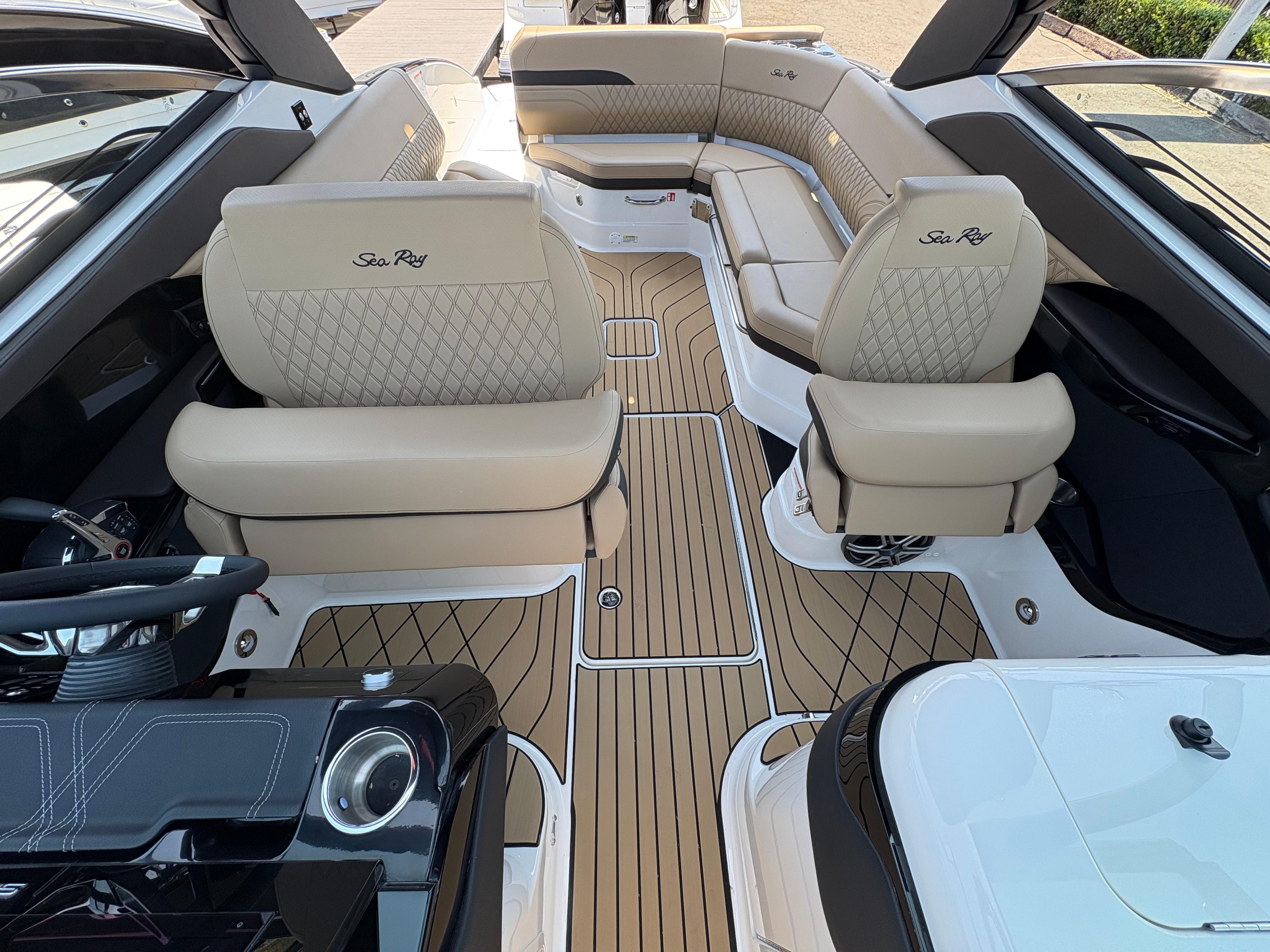 2026 Sea Ray SLX 280 #S1111F inventory image at Sun Country Marine Group, Newport Beach