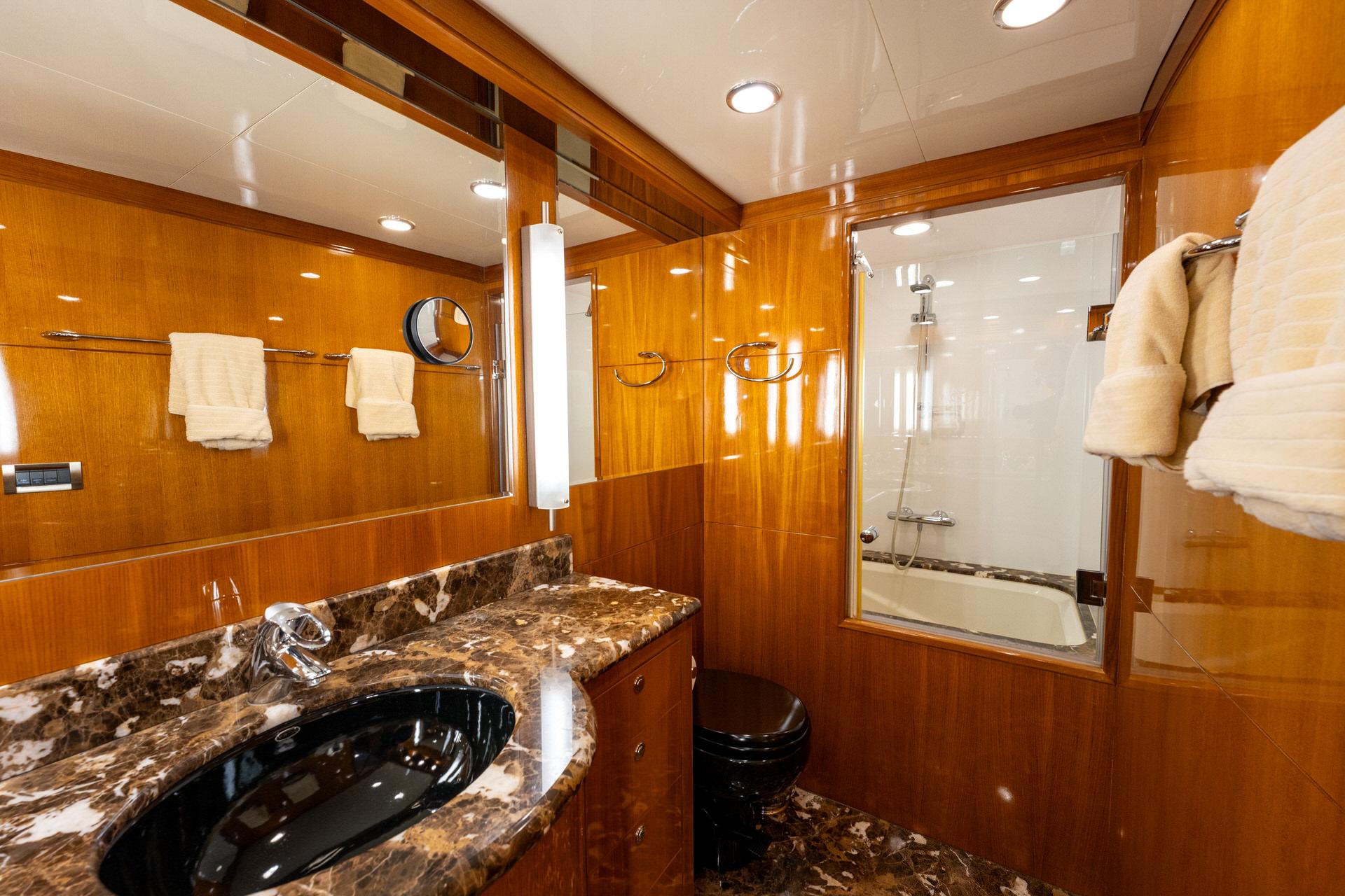 2007-ocean-alexander-80-cockpit-motoryacht-power-9727711-20250325115813308-1_XLARGE