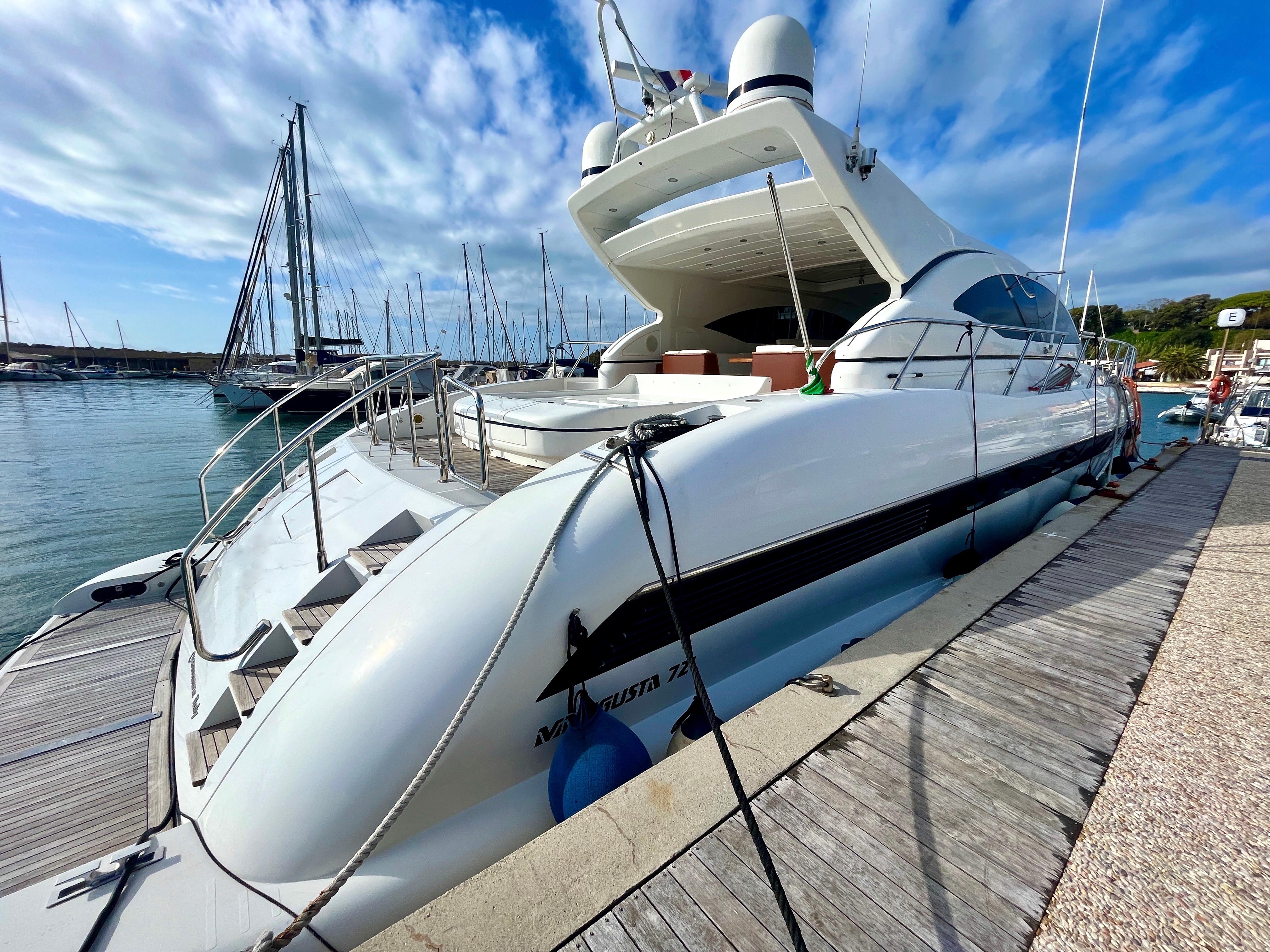 mangusta yacht pisa