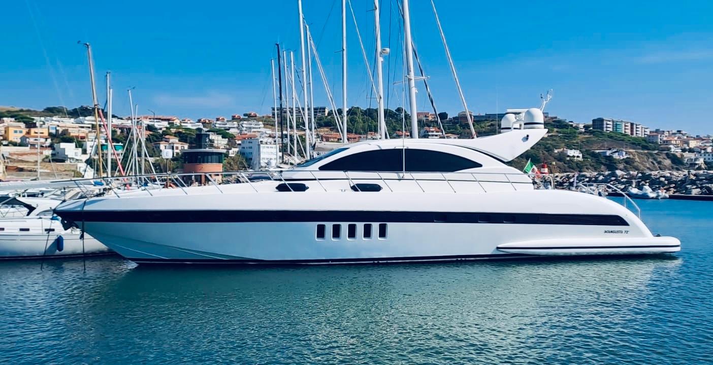 mangusta yacht pisa