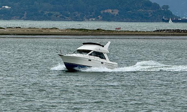 1998 Bayliner 3388 Command Bridge Motoryacht cruising on open water.