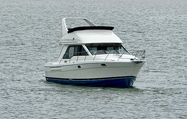 1998 Bayliner 3388 Command Bridge Motoryacht cruising on open water.