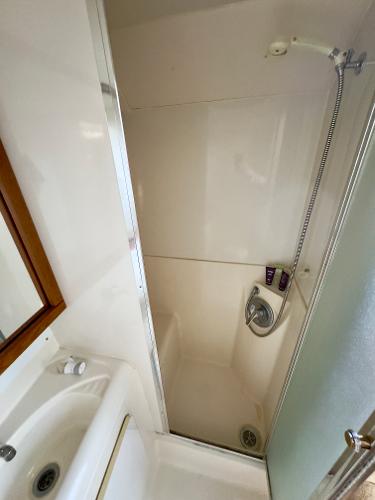 1998 Bayliner 3388 Command Bridge Motoryacht bathroom with shower and sink.