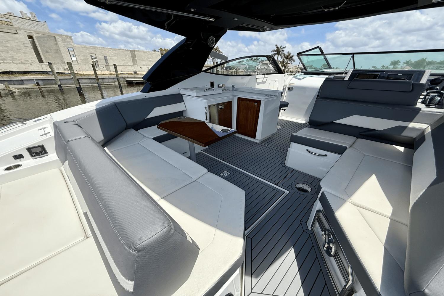 2020-cruisers-yachts-38-gls-power-9777744-977810665-0-050520251154-34