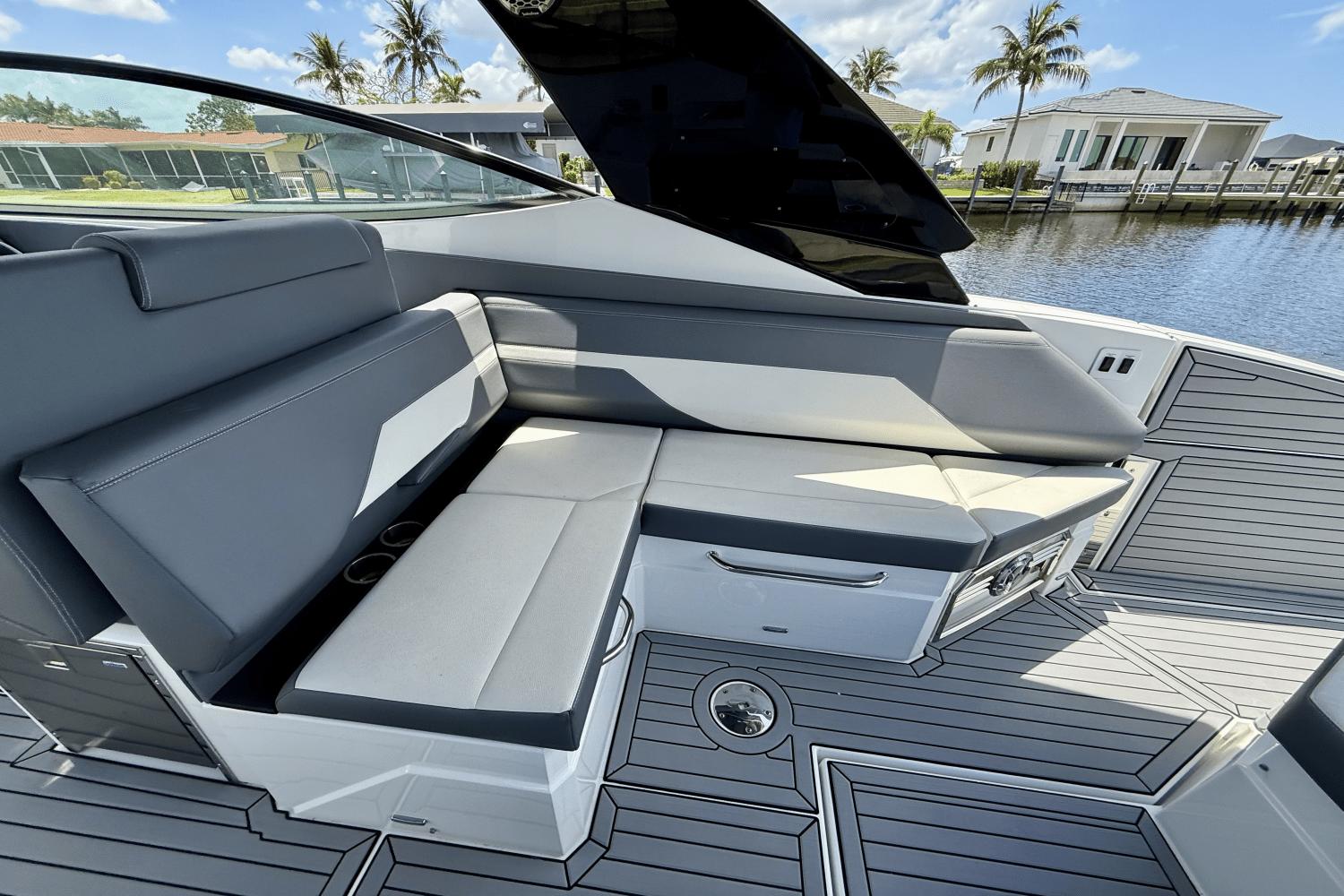 2020-cruisers-yachts-38-gls-power-9777744-977810667-0-050520251154-31