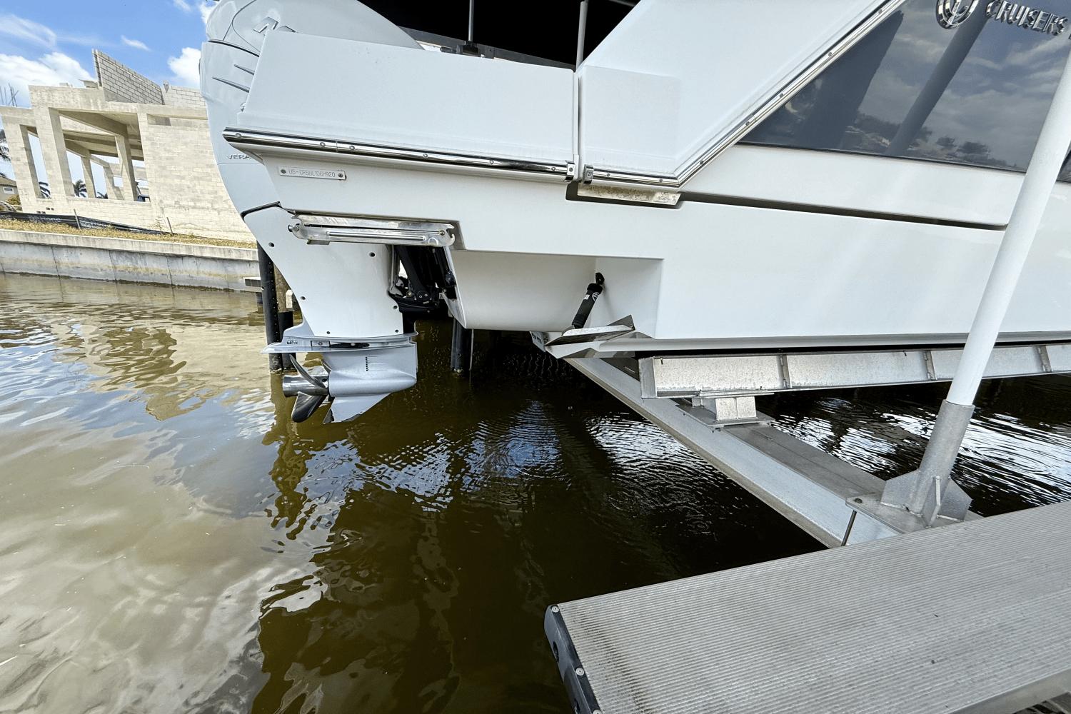 2020-cruisers-yachts-38-gls-power-9777744-977810670-0-050520251154-7