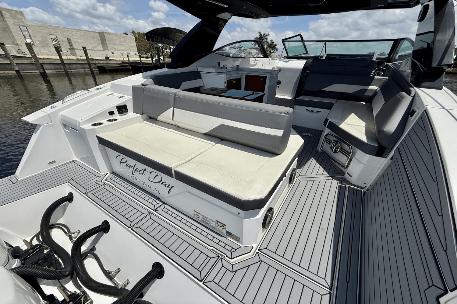 2020-cruisers-yachts-38-gls-power-9777744-977810671-0-050520251154-38