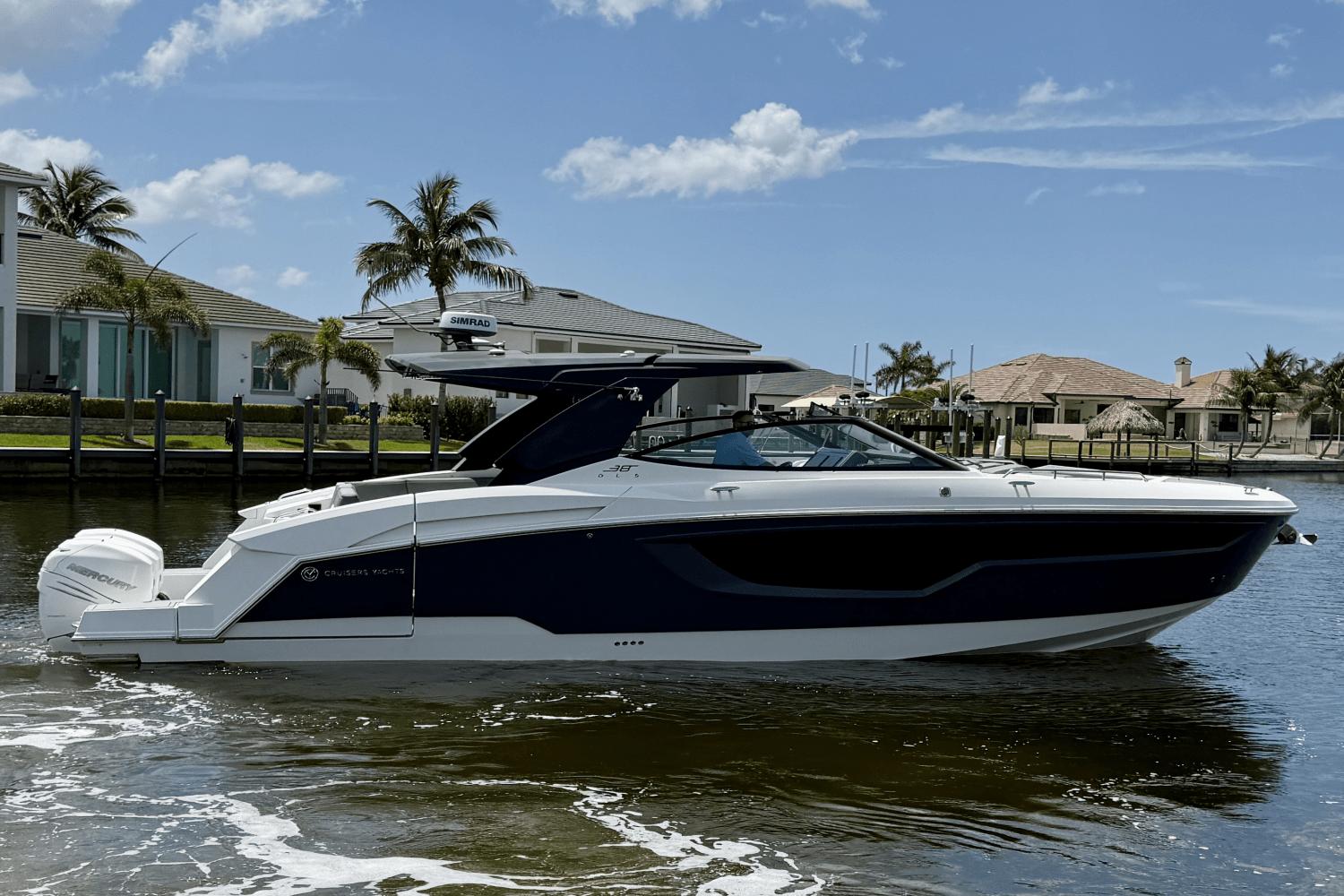 2020-cruisers-yachts-38-gls-power-9777744-977810674-0-050520251154-4