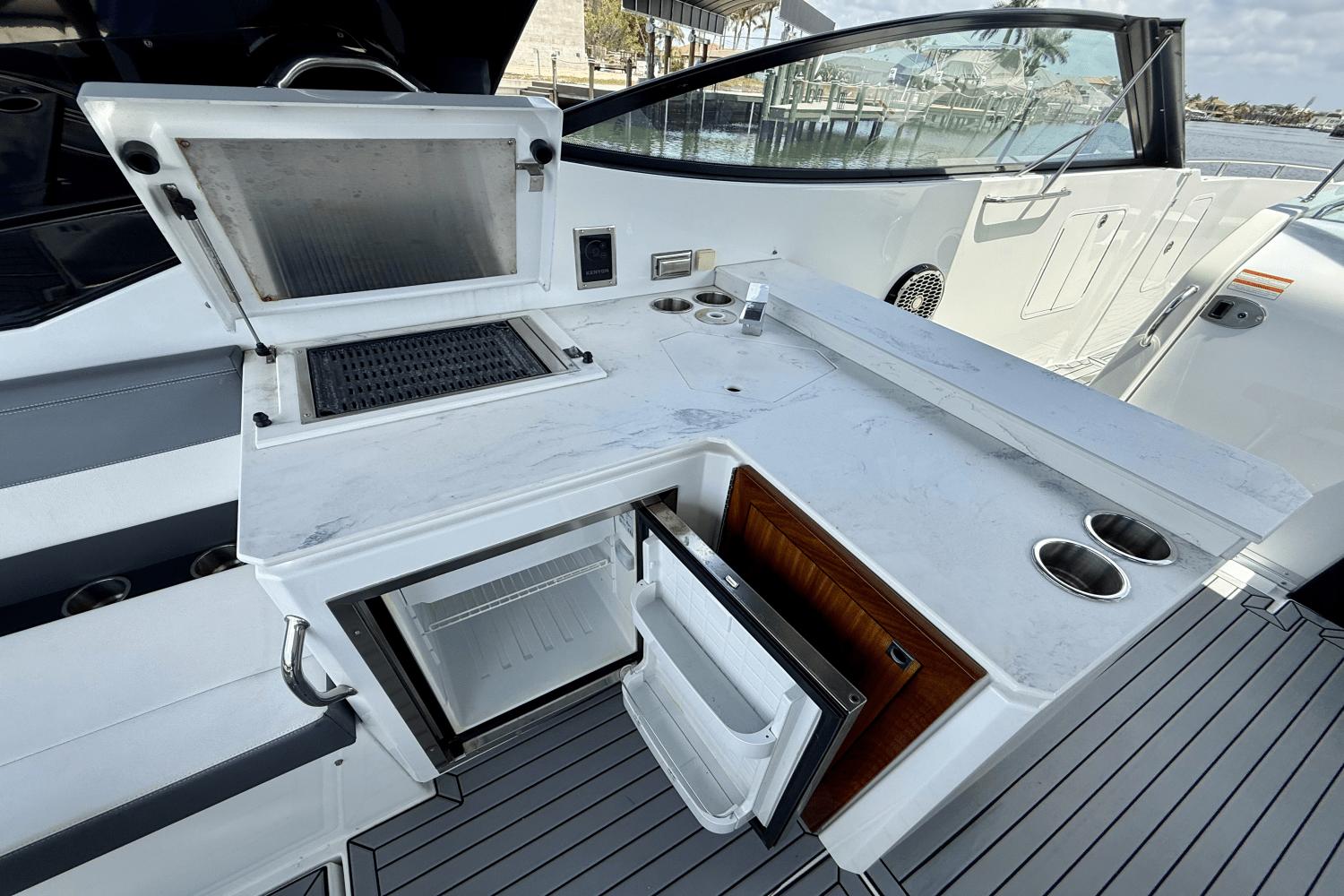 2020-cruisers-yachts-38-gls-power-9777744-977810675-0-050520251154-28