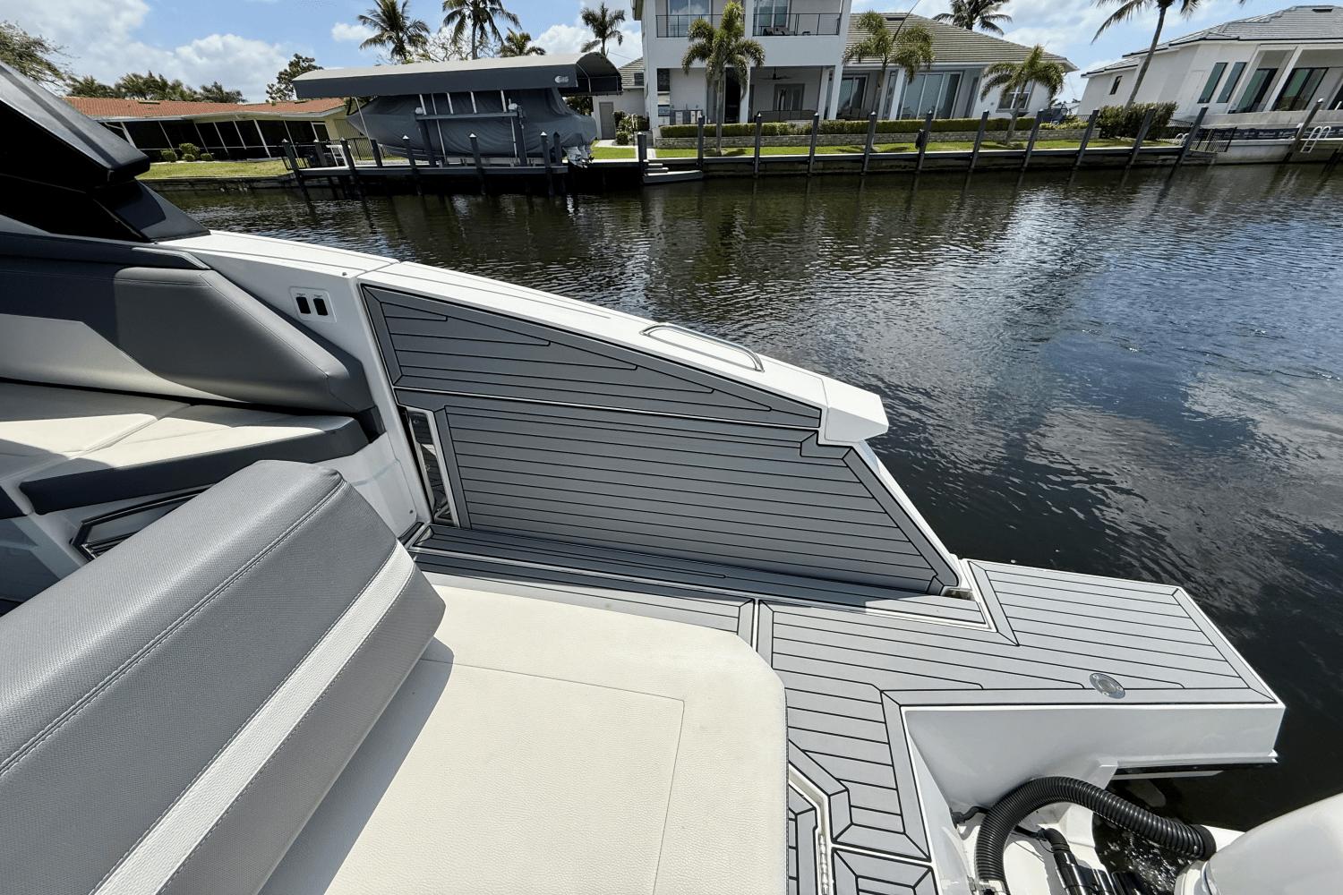 2020-cruisers-yachts-38-gls-power-9777744-977810676-0-050520251154-36