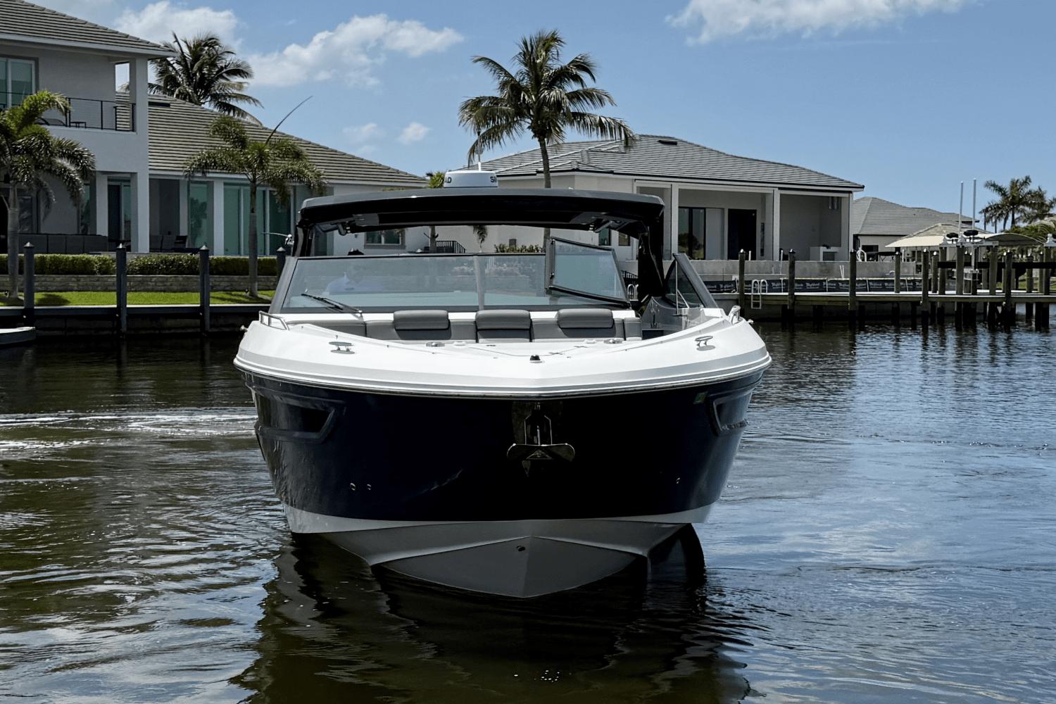 2020-cruisers-yachts-38-gls-power-9777744-977810679-0-050520251154-6