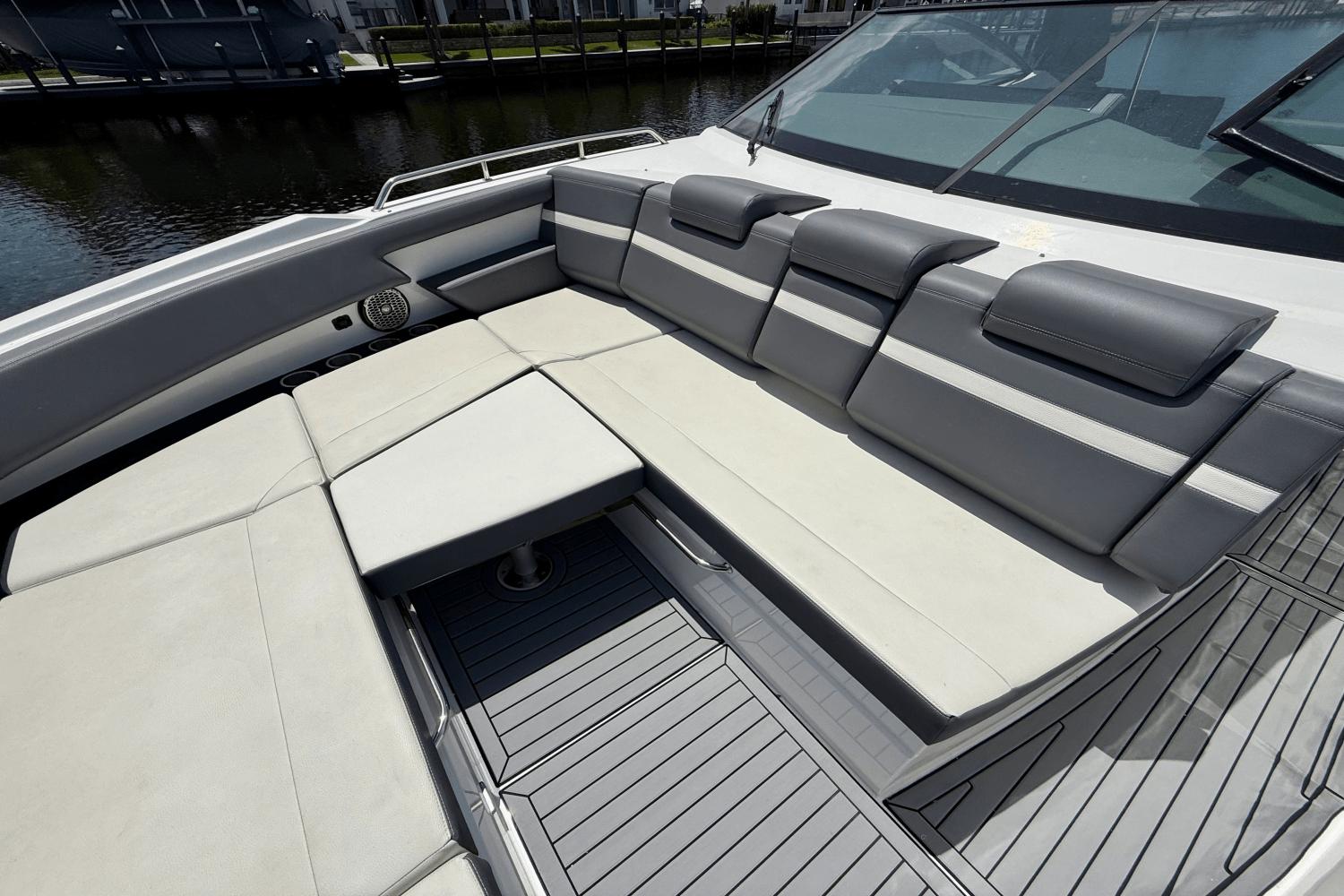 2020-cruisers-yachts-38-gls-power-9777744-977810689-0-050520251154-16