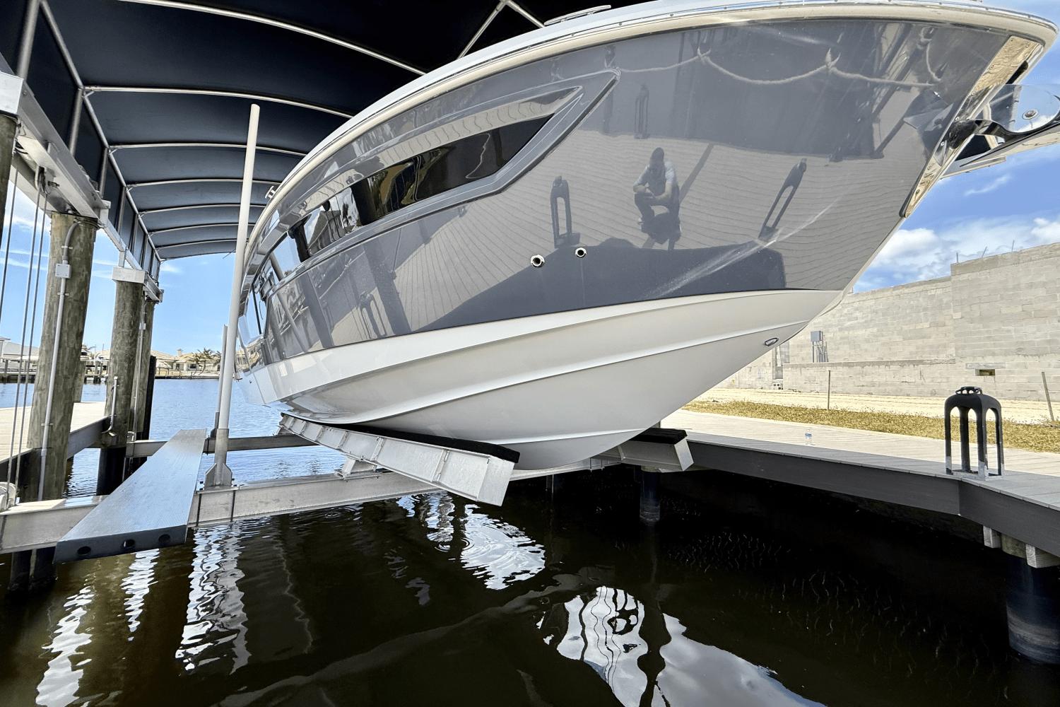 2020-cruisers-yachts-38-gls-power-9777744-977810692-0-050520251154-8
