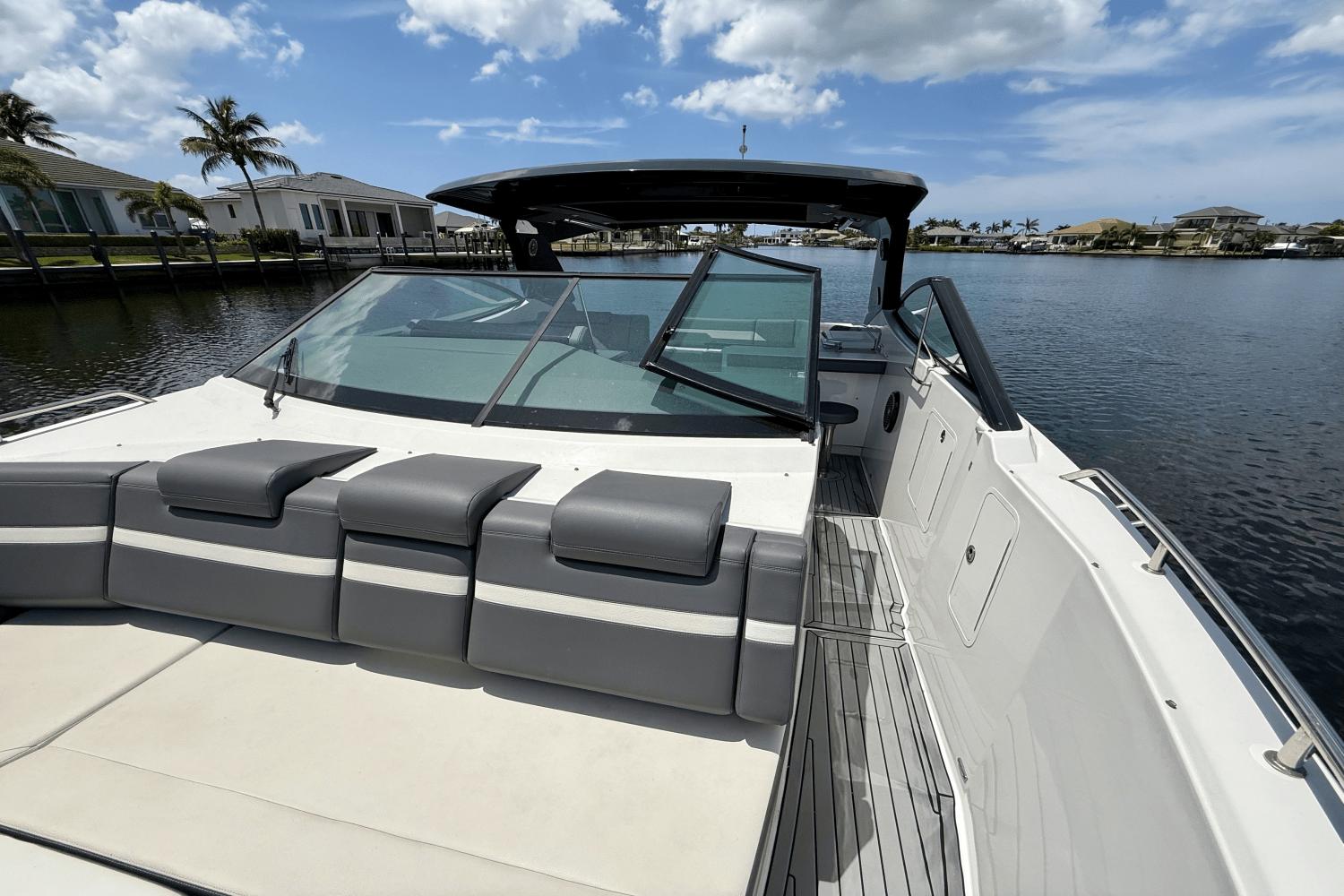 2020-cruisers-yachts-38-gls-power-9777744-977810693-0-050520251154-18