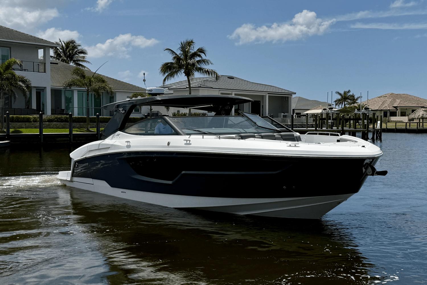 2020-cruisers-yachts-38-gls-power-9777744-977810695-0-050520251154-5