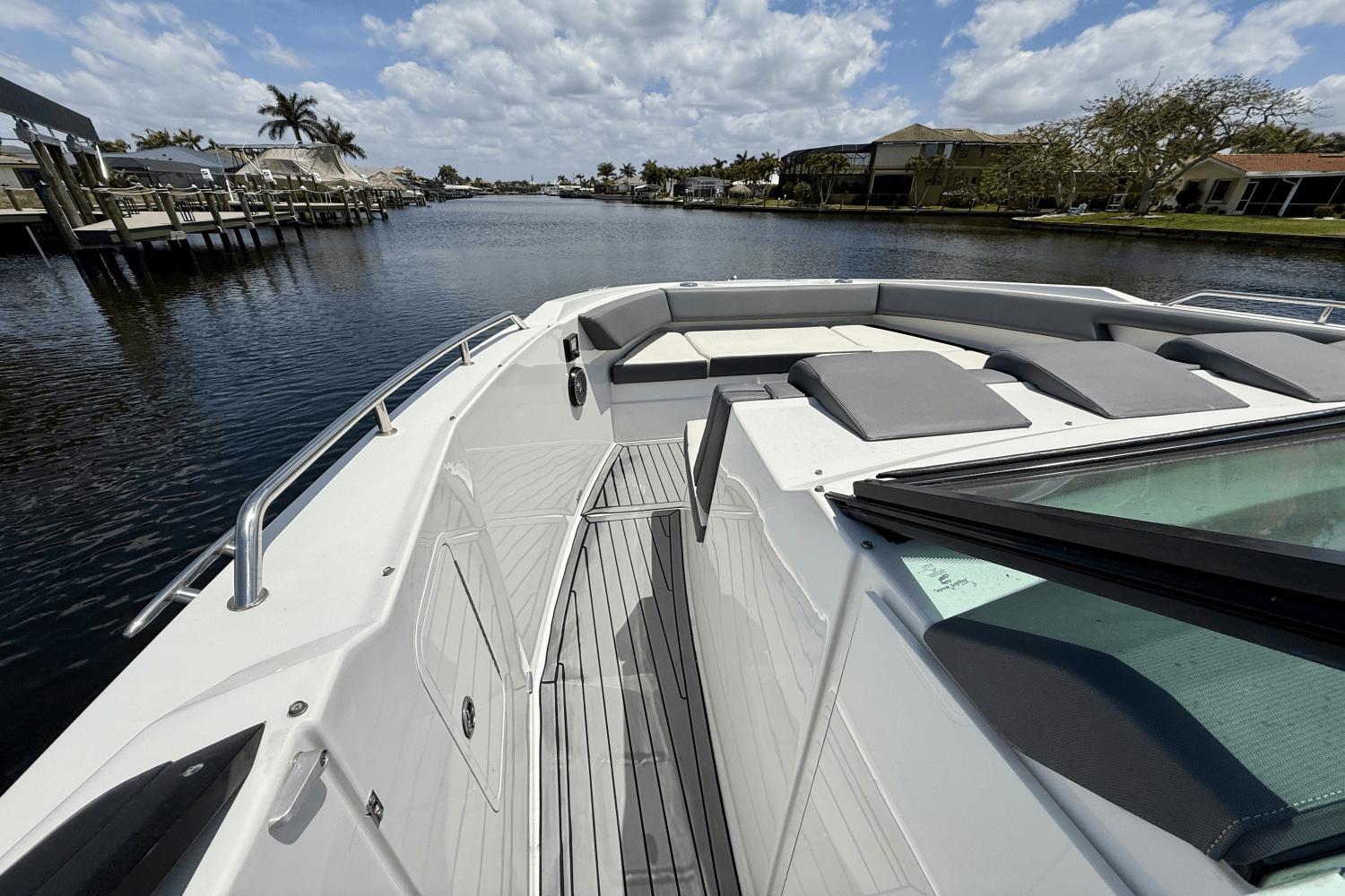 2020-cruisers-yachts-38-gls-power-9777744-977810696-0-050520251154-19