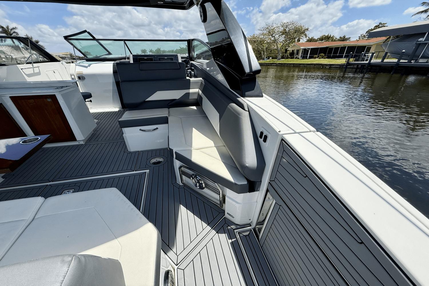 2020-cruisers-yachts-38-gls-power-9777744-977810698-0-050520251154-35