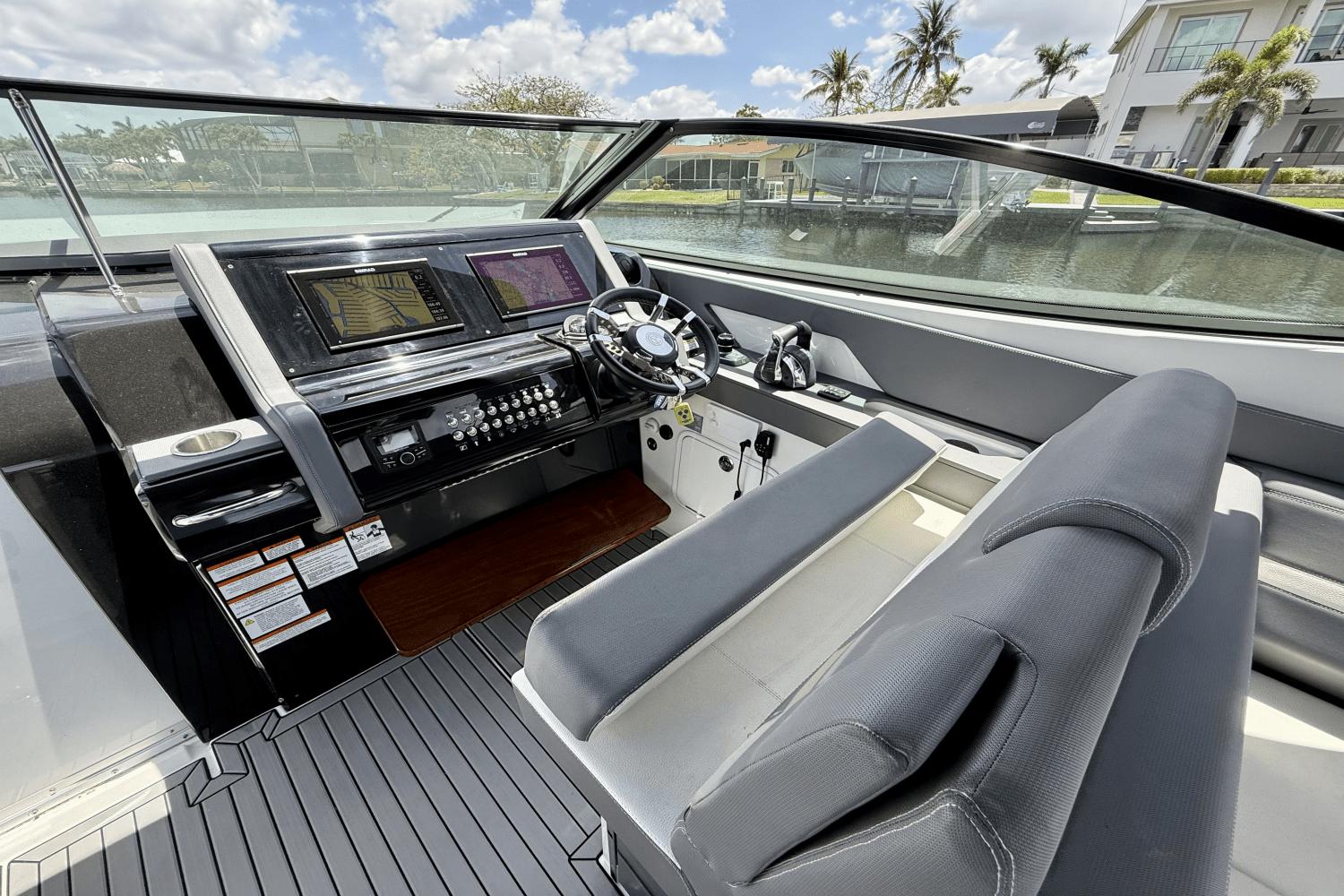 2020-cruisers-yachts-38-gls-power-9777744-977810701-0-050520251154-25