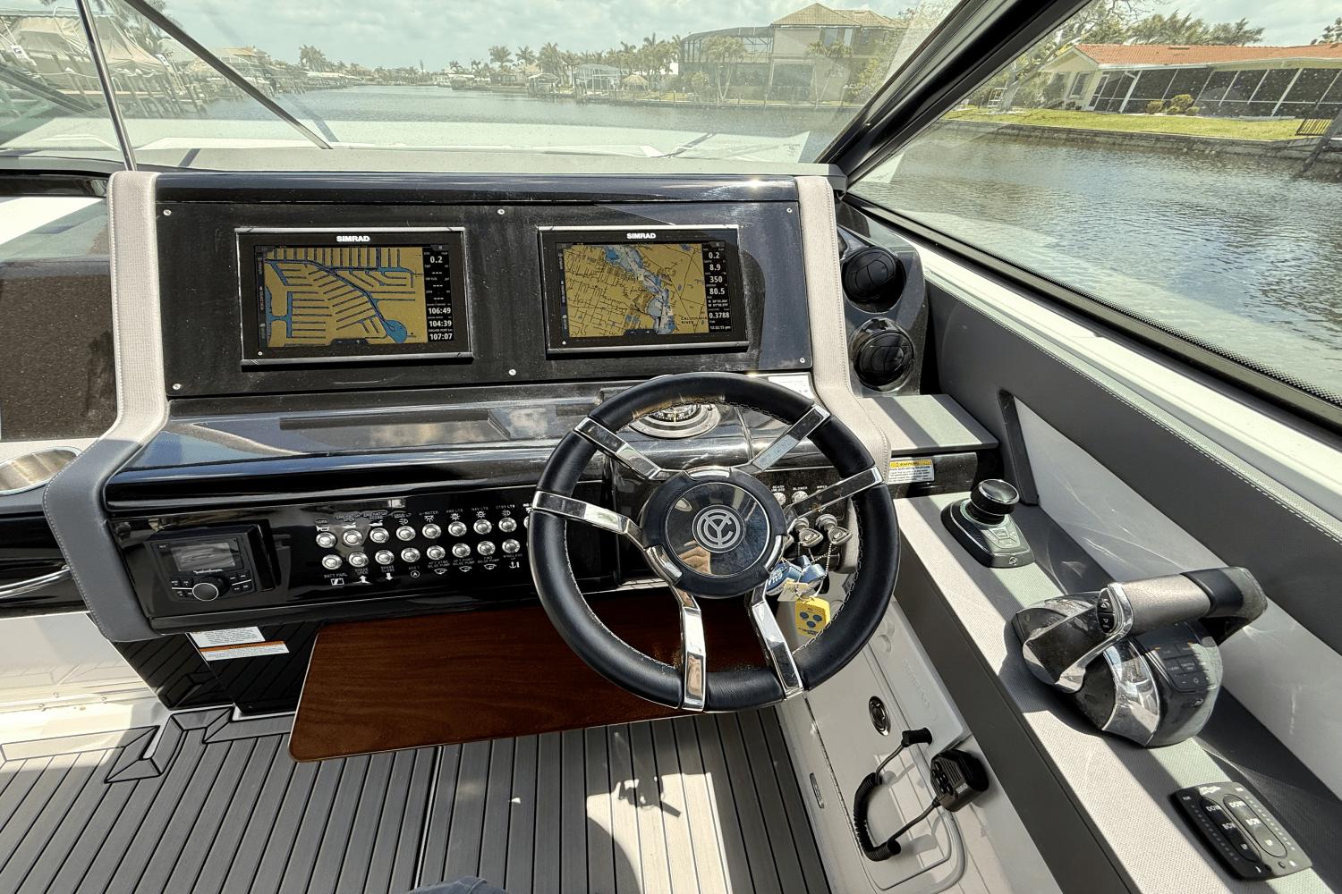 2020-cruisers-yachts-38-gls-power-9777744-977810702-0-050520251154-26