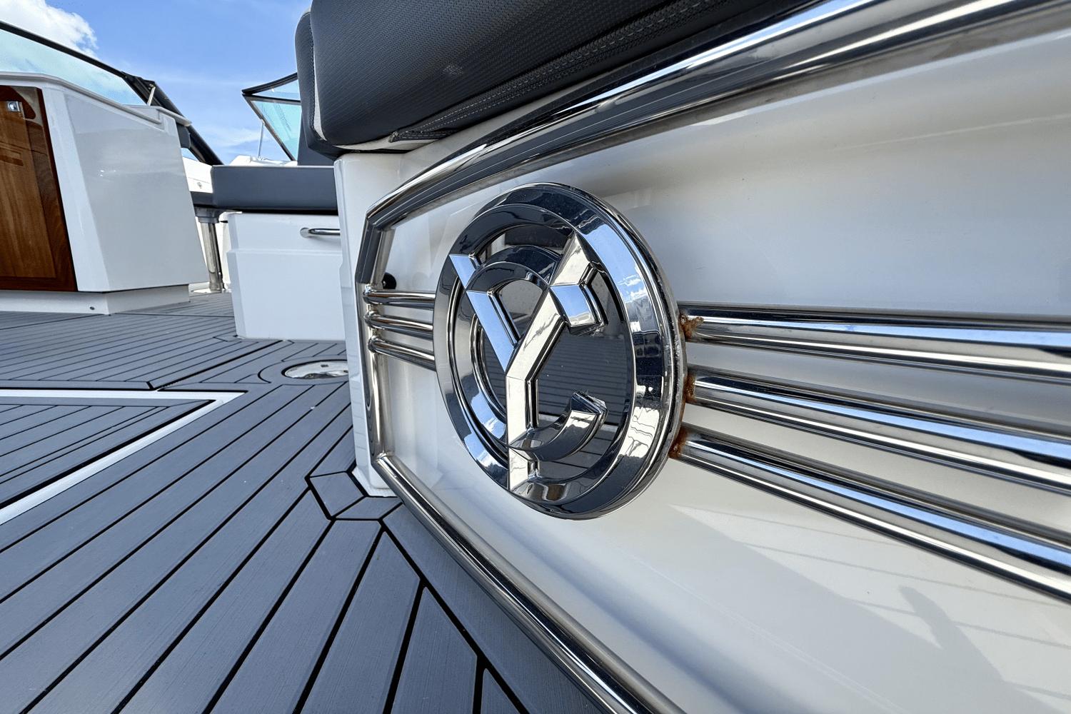 2020-cruisers-yachts-38-gls-power-9777744-977810705-0-050520251154-30