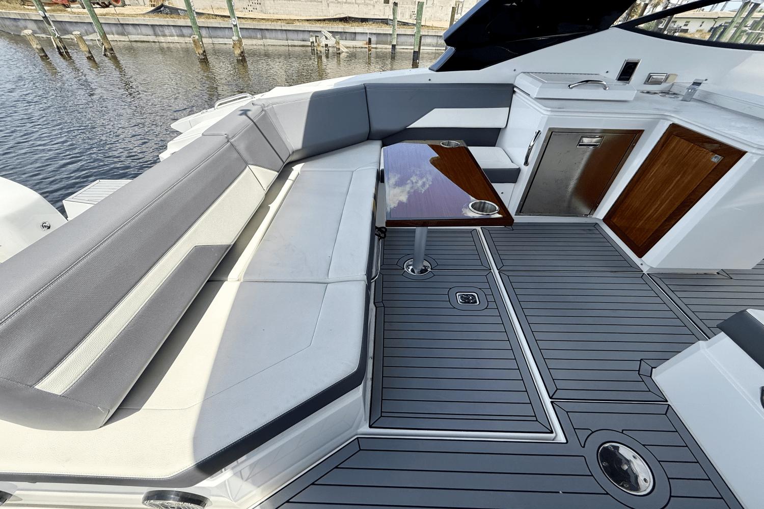 2020-cruisers-yachts-38-gls-power-9777744-977810706-0-050520251154-32