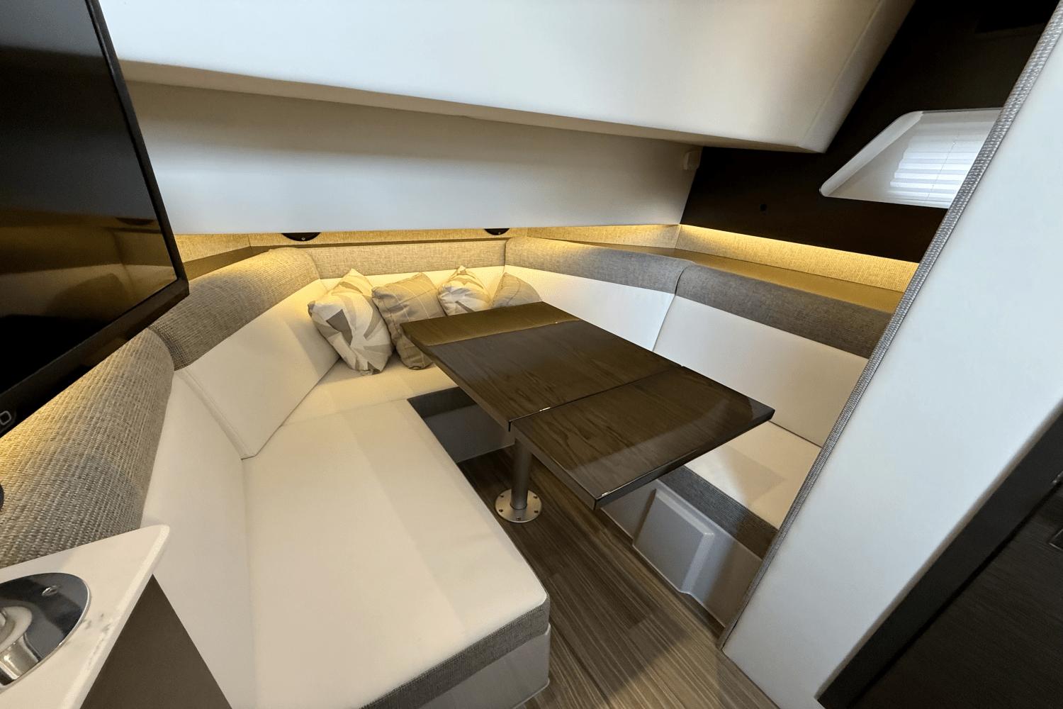 2020-cruisers-yachts-38-gls-power-9777744-977810958-0-050520251157-1