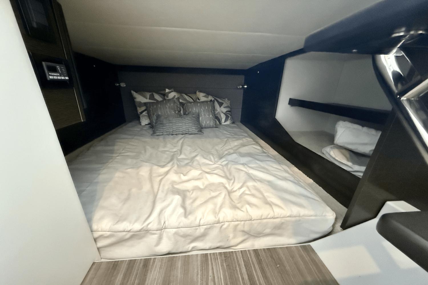2020-cruisers-yachts-38-gls-power-9777744-977810960-0-050520251157-2