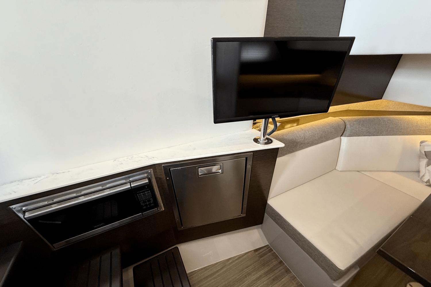 2020-cruisers-yachts-38-gls-power-9777744-977810961-0-050520251157-0