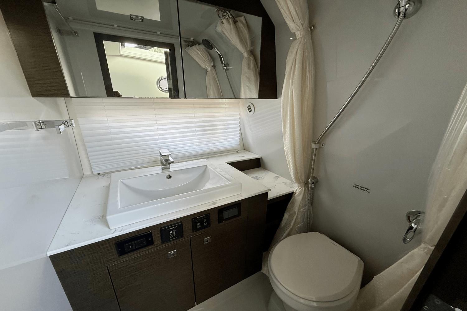 2020-cruisers-yachts-38-gls-power-9777744-977811921-0-050520251215-41