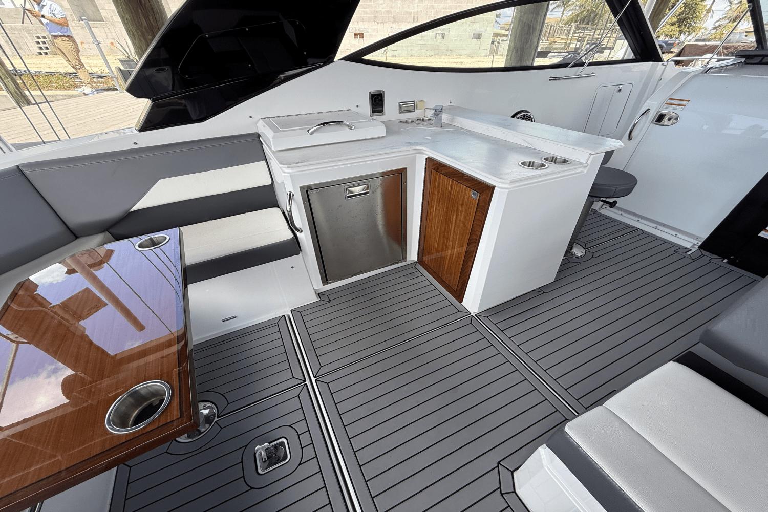 2020-cruisers-yachts-38-gls-power-9777744-977811923-0-050520251214-27