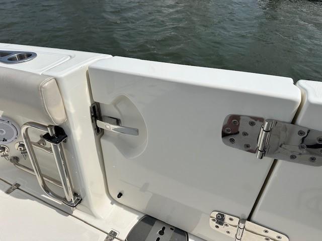 2016-boston-whaler-330-outrage-power-9837745-20250613052750637-1_XLARGE
