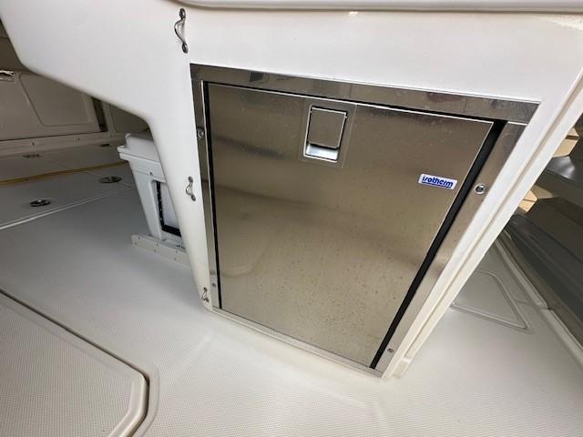 2016-boston-whaler-330-outrage-power-9837745-20250613052800715-1_XLARGE