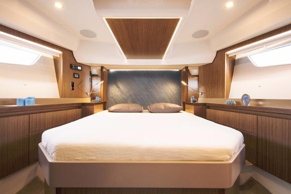 Sealine F530 - Forward Cabin