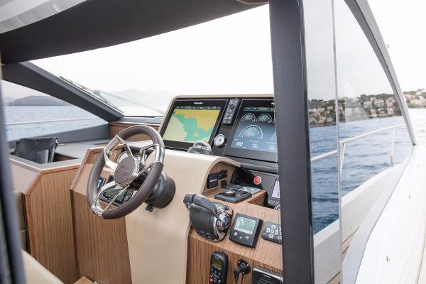 Sealine F530 - Lower Helm Position