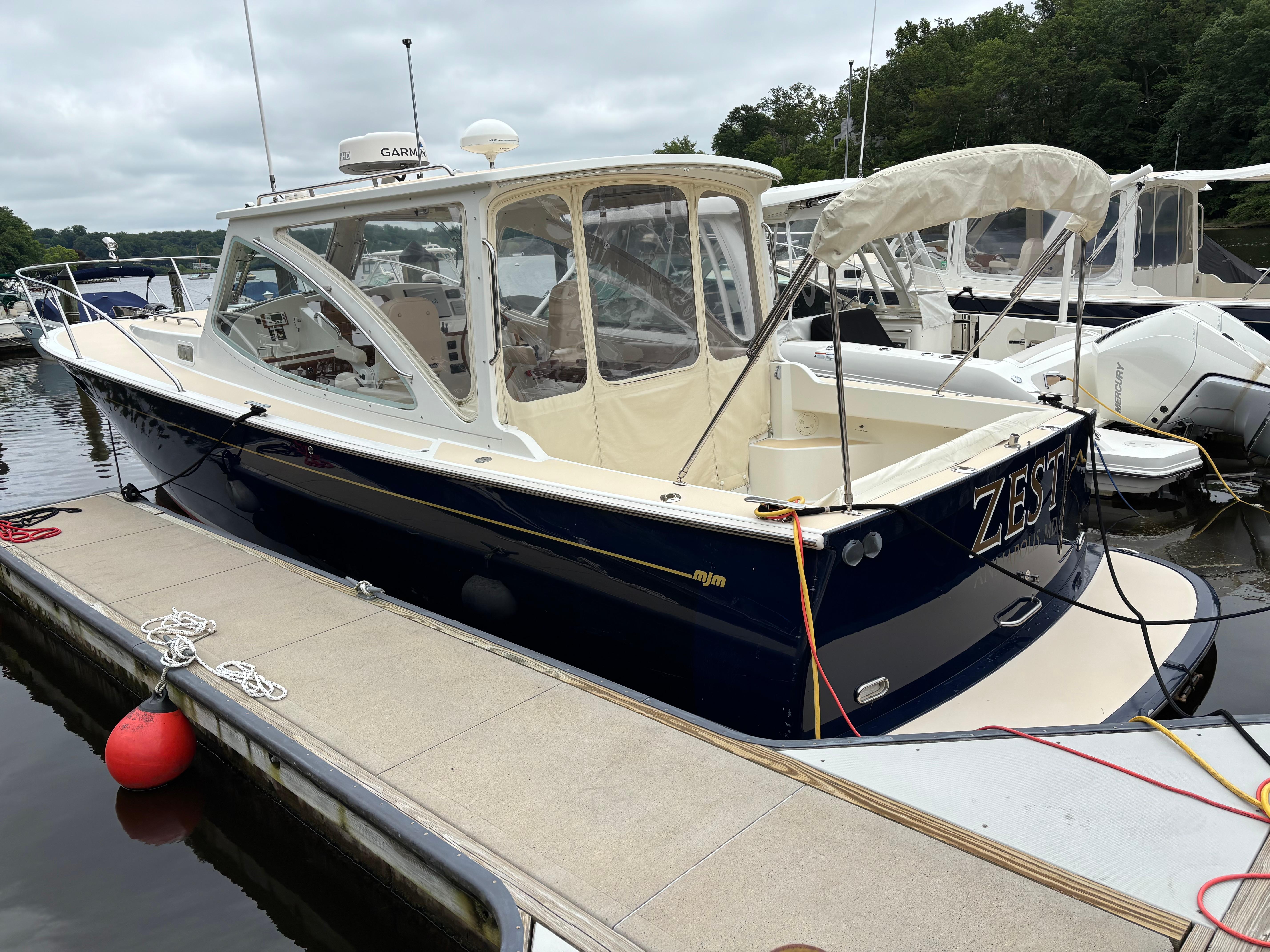 MJM-34z Express HT 2006-Zest MD-US-2006 MJM 34z Express HT docked, featuring sleek design and enclosed cabin.-9817750 | Thumbnail