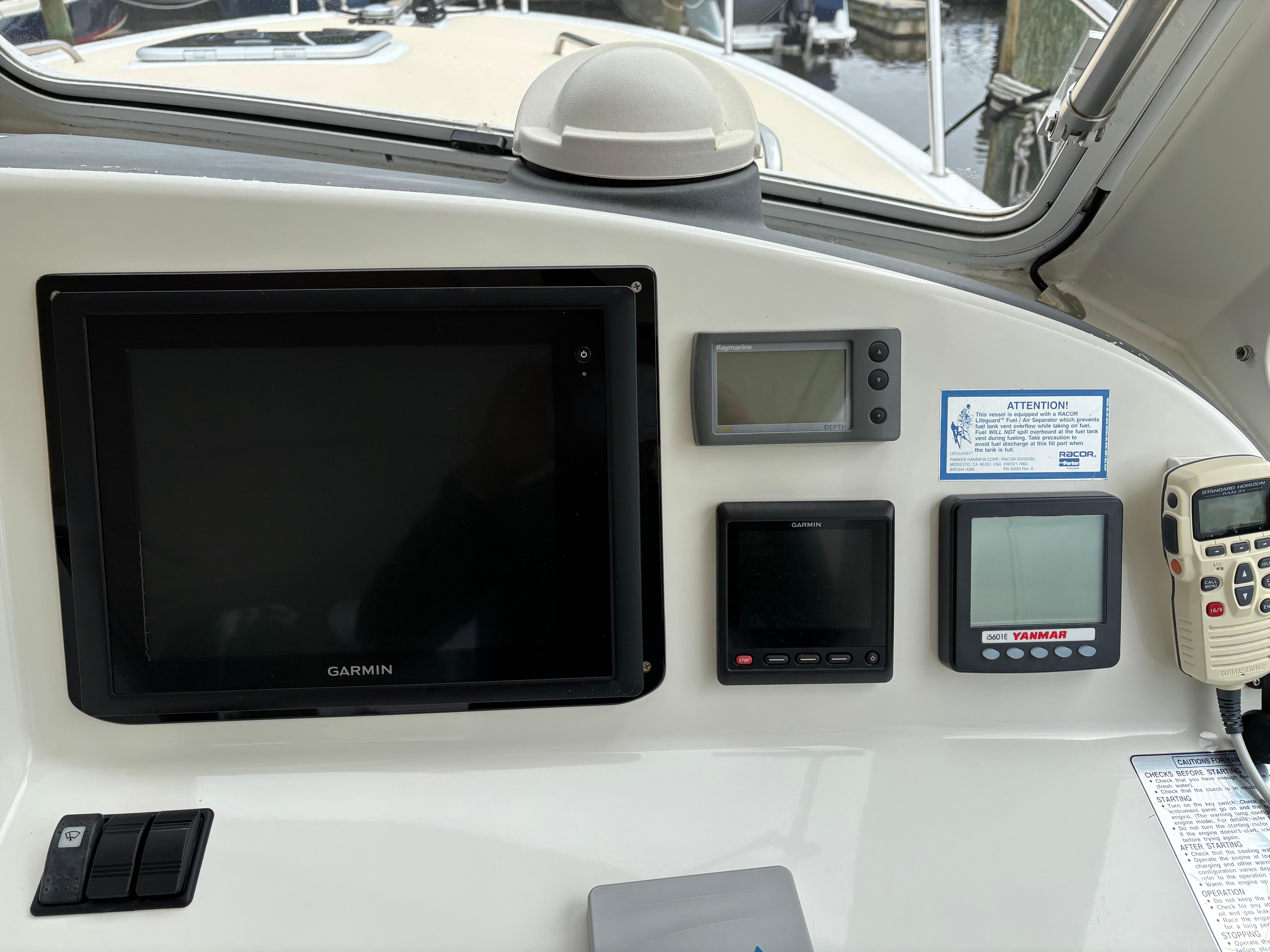 MJM-34z Express HT 2006-Zest MD-US-Control panel of 2006 MJM 34z Express HT with Garmin navigation system.-9817750 | Thumbnail