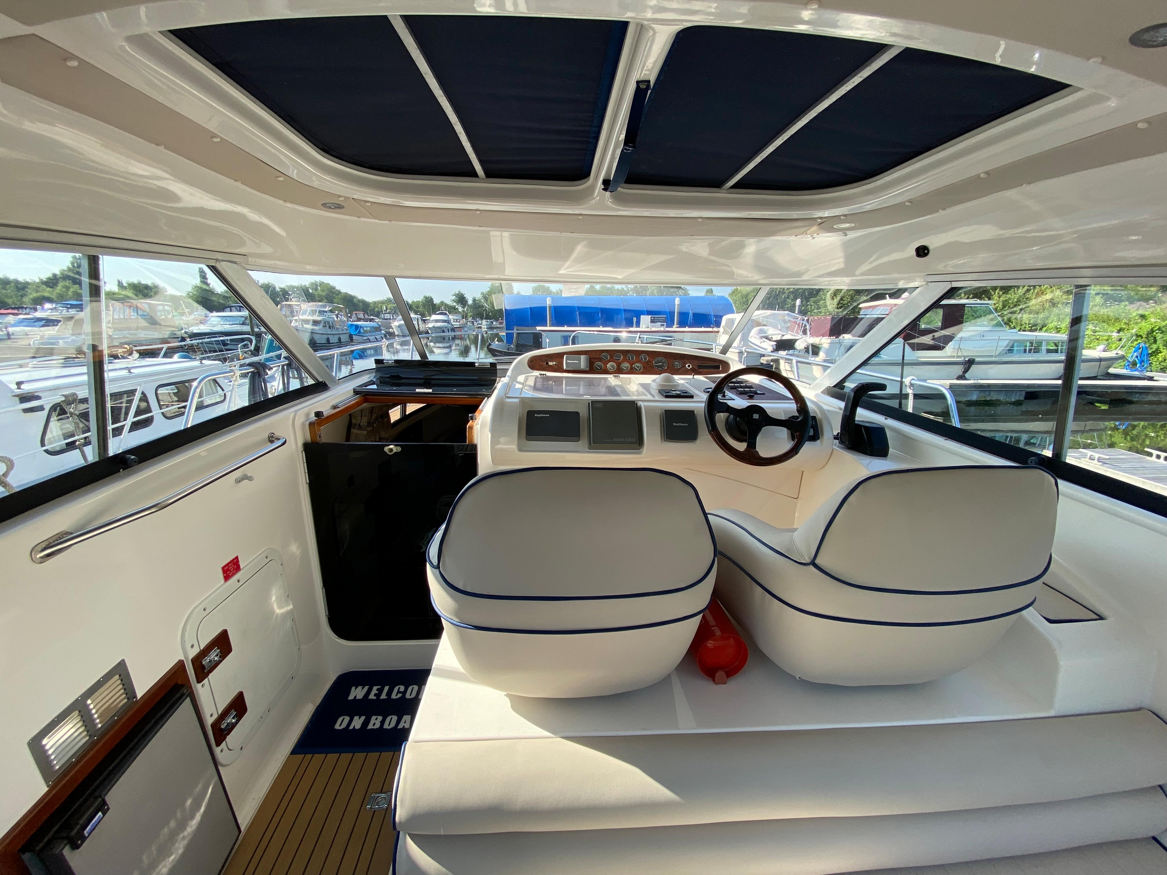 2002 Barnes Brinkcraft Royale 305