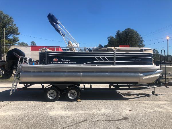 2021 Sun Tracker boat for sale, model of the boat is Party Barge 20 DLX & Image # 4 of 31