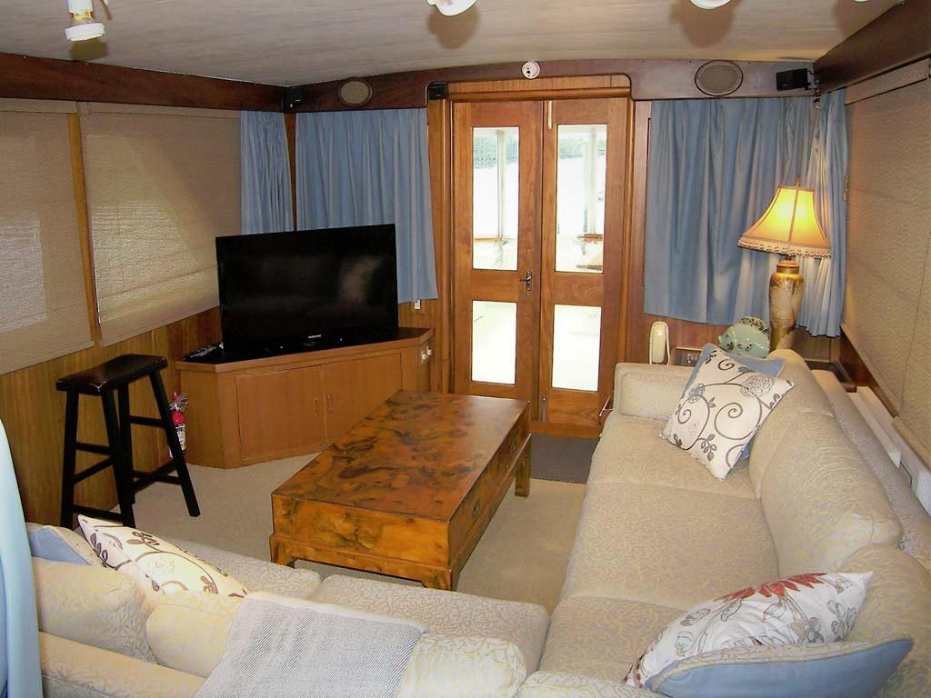Salon Aft from Port