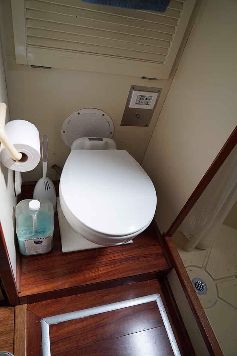 Chris-craft Commander 45 - Guest Stateroom Toilet
